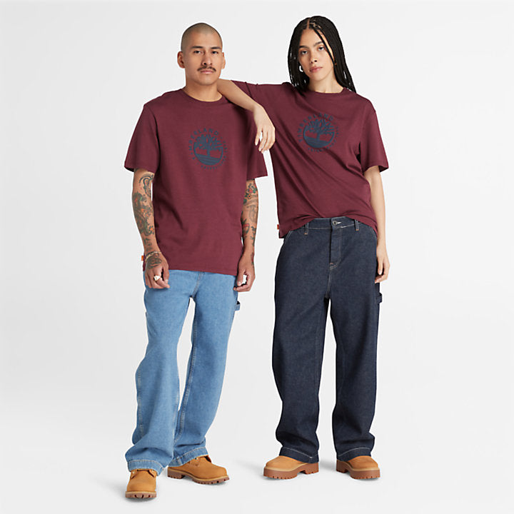 TIMBERLAND GRAPHIC LOGO T-SHIRT FOR ALL GENDER IN BURGUNDY