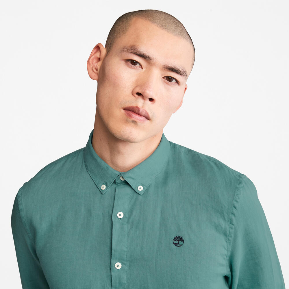 Timberland Mill Brook Linen Shirt for Men in Teal. Teal linen shirt for men with a button-down collar and relaxed fit. Perfect for warm weather and casual occasions.