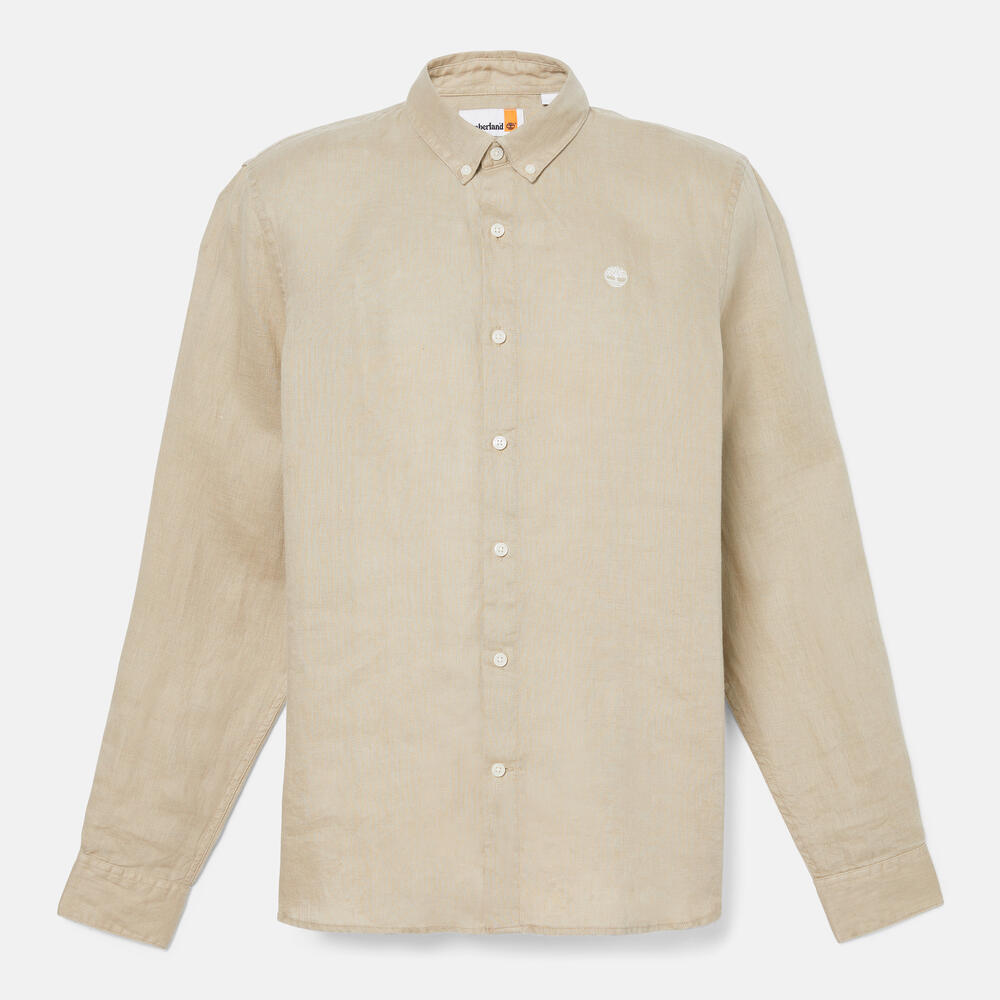  Timberland® Mill Brook Linen Shirt for Men in Beige. Beige linen shirt with button-down collar and relaxed fit. Ideal for warm weather and versatile styling.