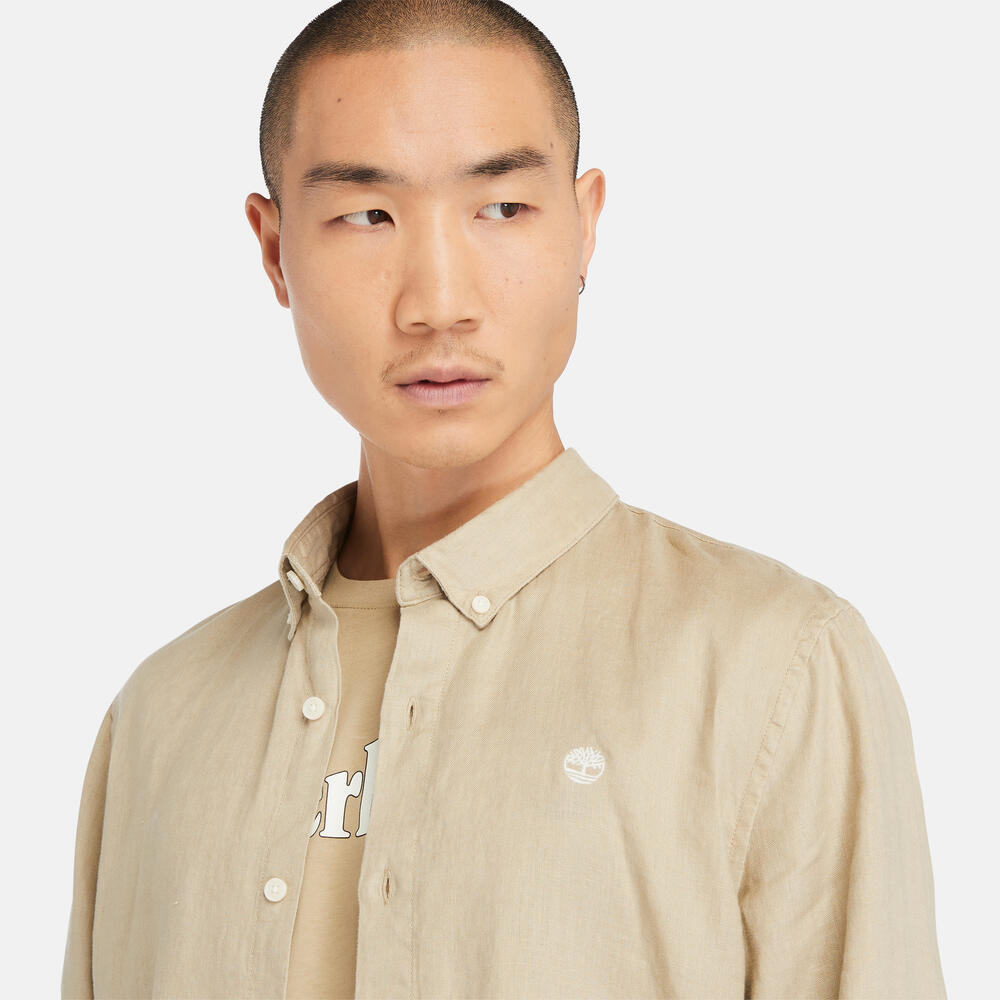  Timberland Mill Brook Linen Shirt for Men in Beige. Beige linen shirt with button-down collar and relaxed fit. Ideal for warm weather and versatile styling.