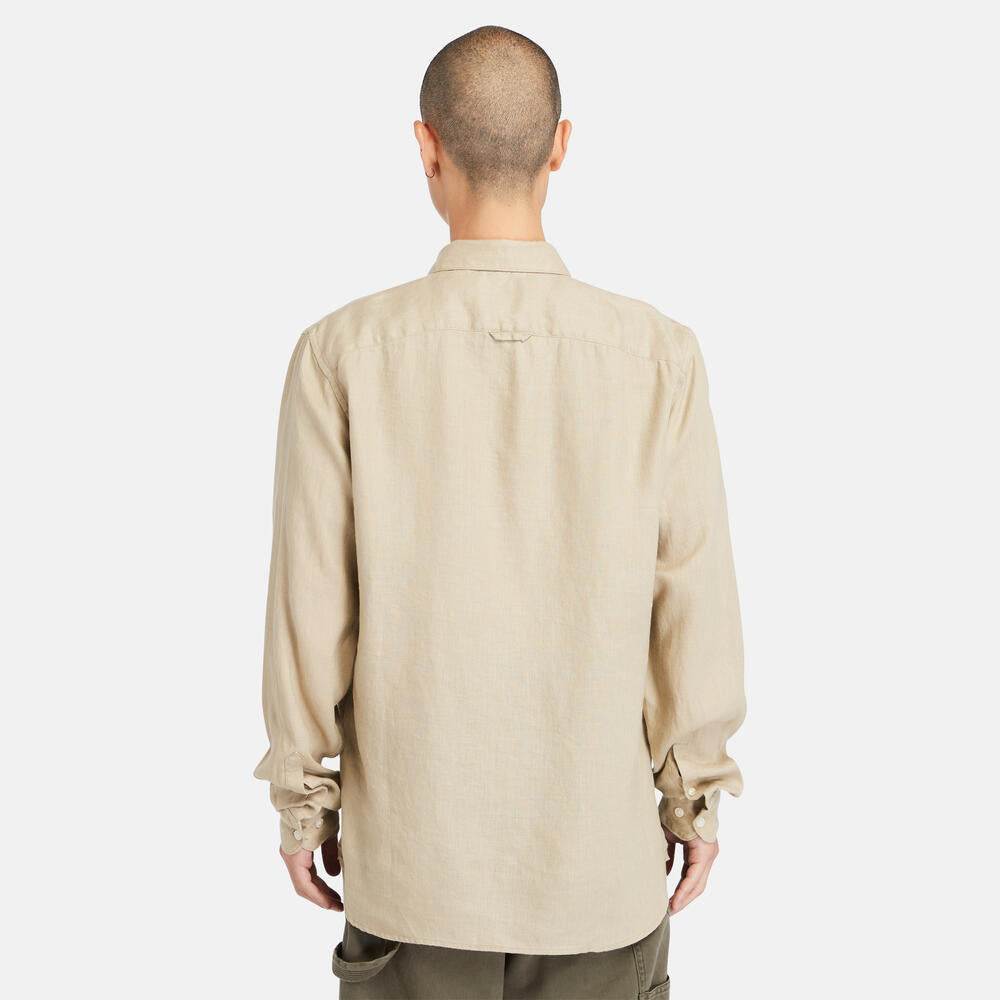 Timberland Mill Brook Linen Shirt for Men in Beige. Beige linen shirt with button-down collar and relaxed fit. Ideal for warm weather and versatile styling.