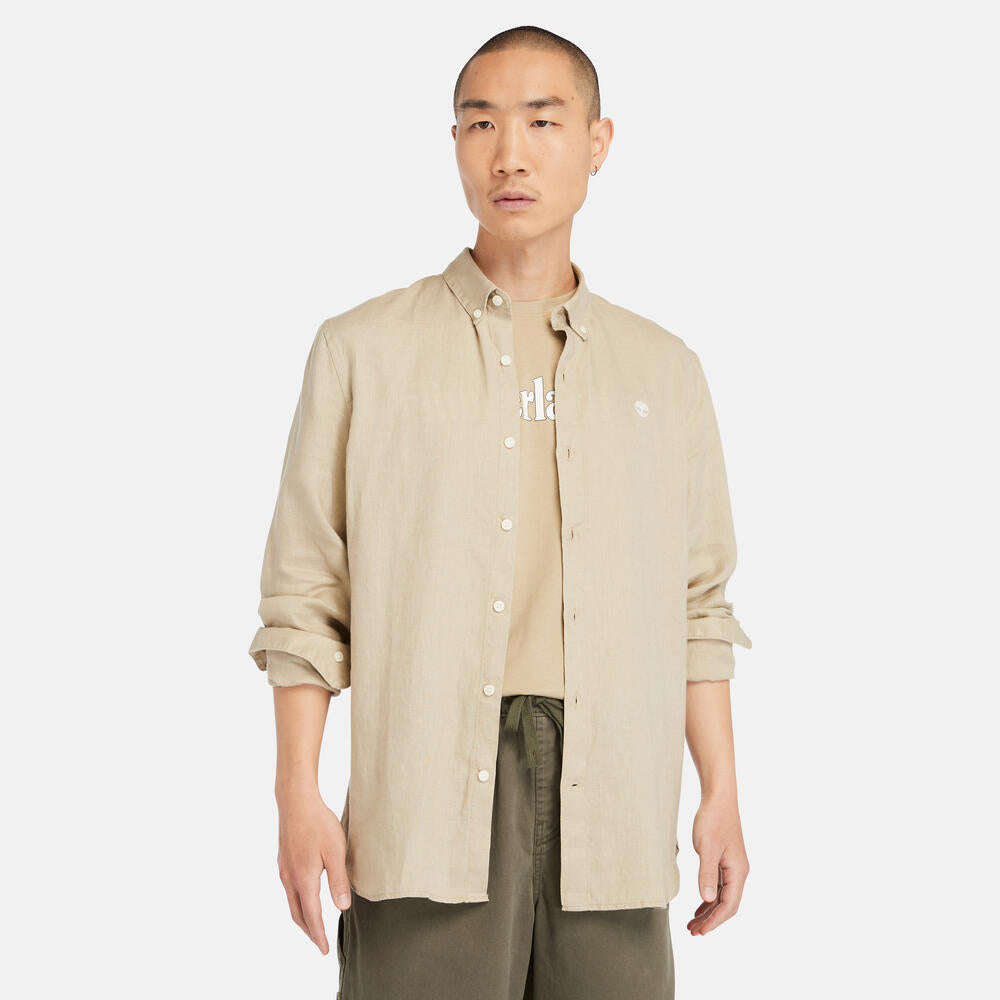  Timberland Mill Brook Linen Shirt for Men in Beige. Beige linen shirt with button-down collar and relaxed fit. Ideal for warm weather and versatile styling.