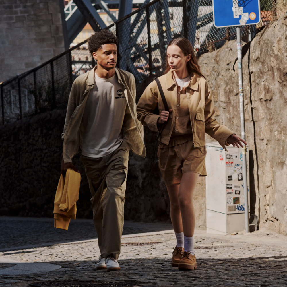  Timberland® Mill Brook Linen Shirt for Men in Beige. Beige linen shirt with button-down collar and relaxed fit. Ideal for warm weather and versatile styling.