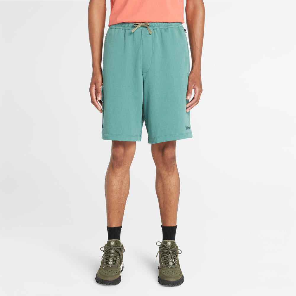 Timberland Northwood Logo Cargo Brushback Sweatshort. Men's cargo shorts with a brushback interior for warmth. Features cargo pockets and a relaxed fit. Ideal for casual wear and outdoor activities.