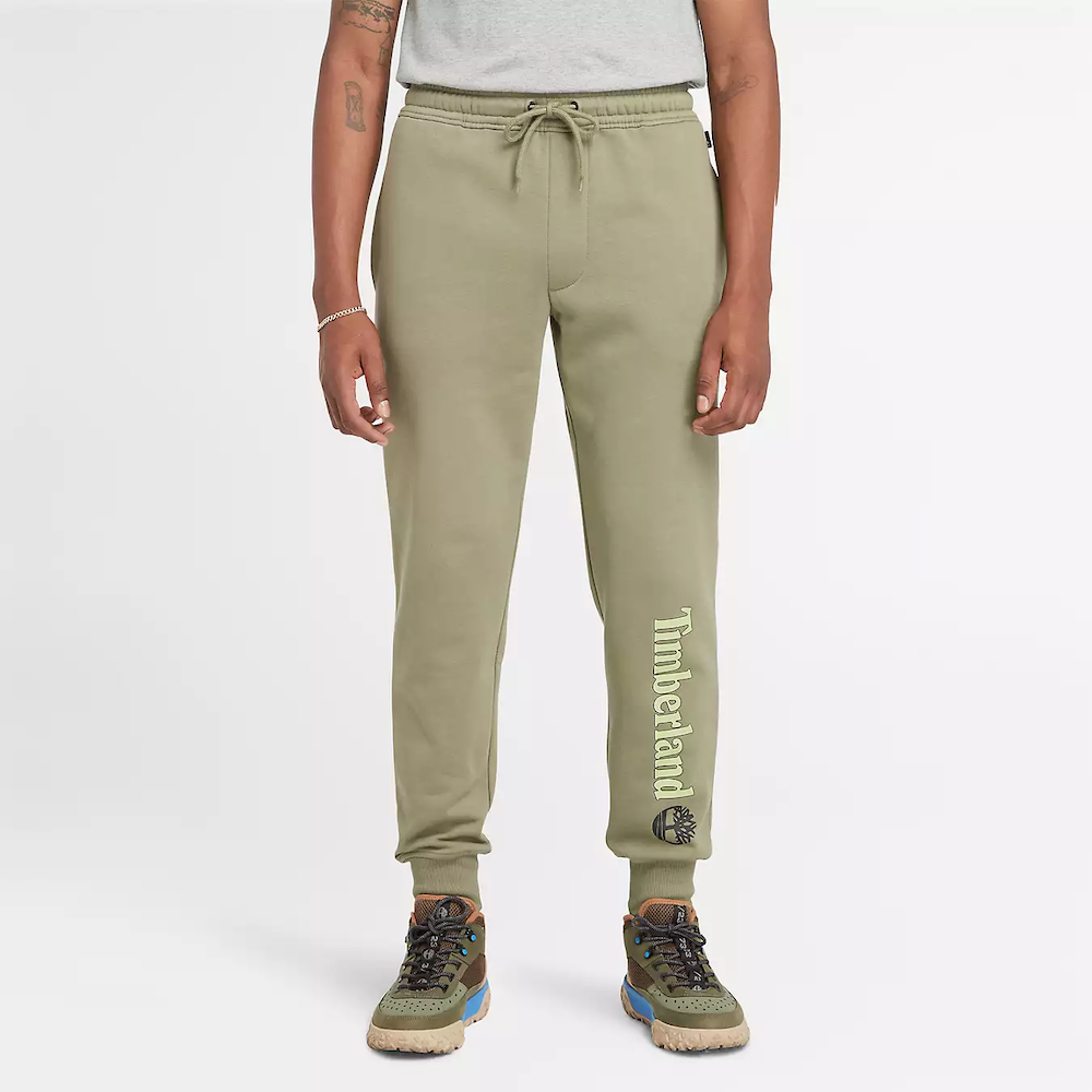  TIMBERLAND KENNEBEC RIVER LINEAR LOGO SWEATPANTS FOR MEN IN GRANITE GREEN