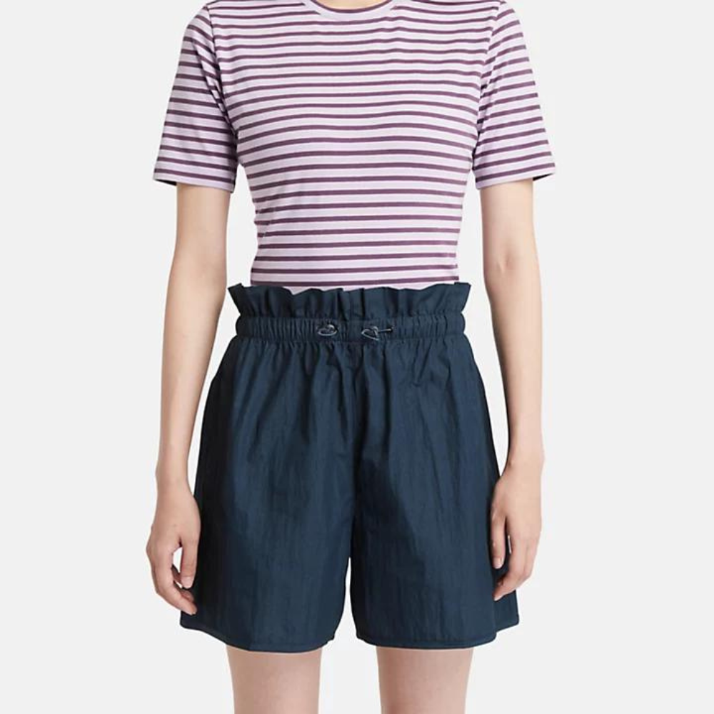 Navy Timberland Utility Summer Shorts for Women. Lightweight, breathable materials for day-long comfort during warm weather adventures. Versatile silhouette with pockets for added functionality.