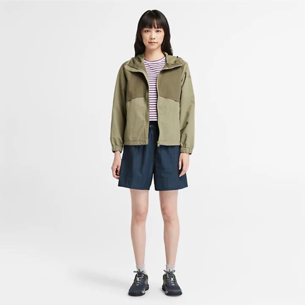 Navy Timberland Utility Summer Shorts for Women. Lightweight, breathable materials for day-long comfort during warm weather adventures. Versatile silhouette with pockets for added functionality.