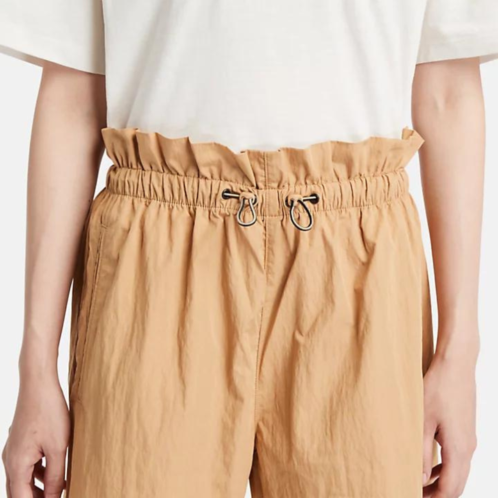 Timberland Utility Summer Shorts for Women. Lightweight, breathable materials for day-long comfort during warm weather adventures. Versatile silhouette with pockets for added functionality.