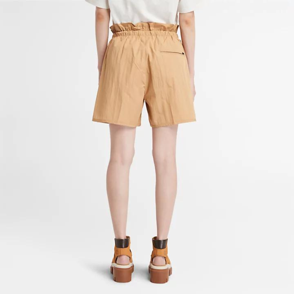 Timberland Utility Summer Shorts for Women. Lightweight, breathable materials for day-long comfort during warm weather adventures. Versatile silhouette with pockets for added functionality.